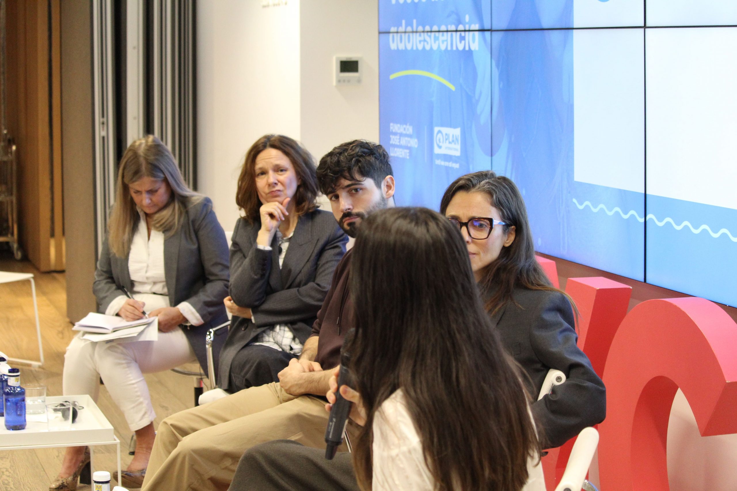 Conocemos el estado de la adolescencia en España en la era de la IA junto a Plan International